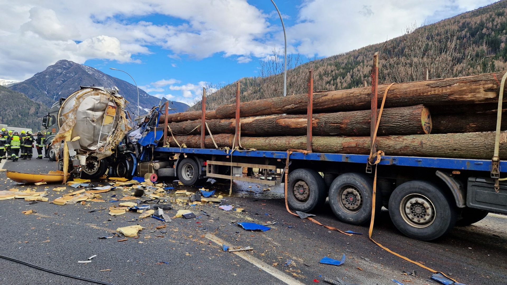 Einsatz 28 am 05.04.2022 - LKW Unfall mit eingeklemmten Personen A22 Südspur