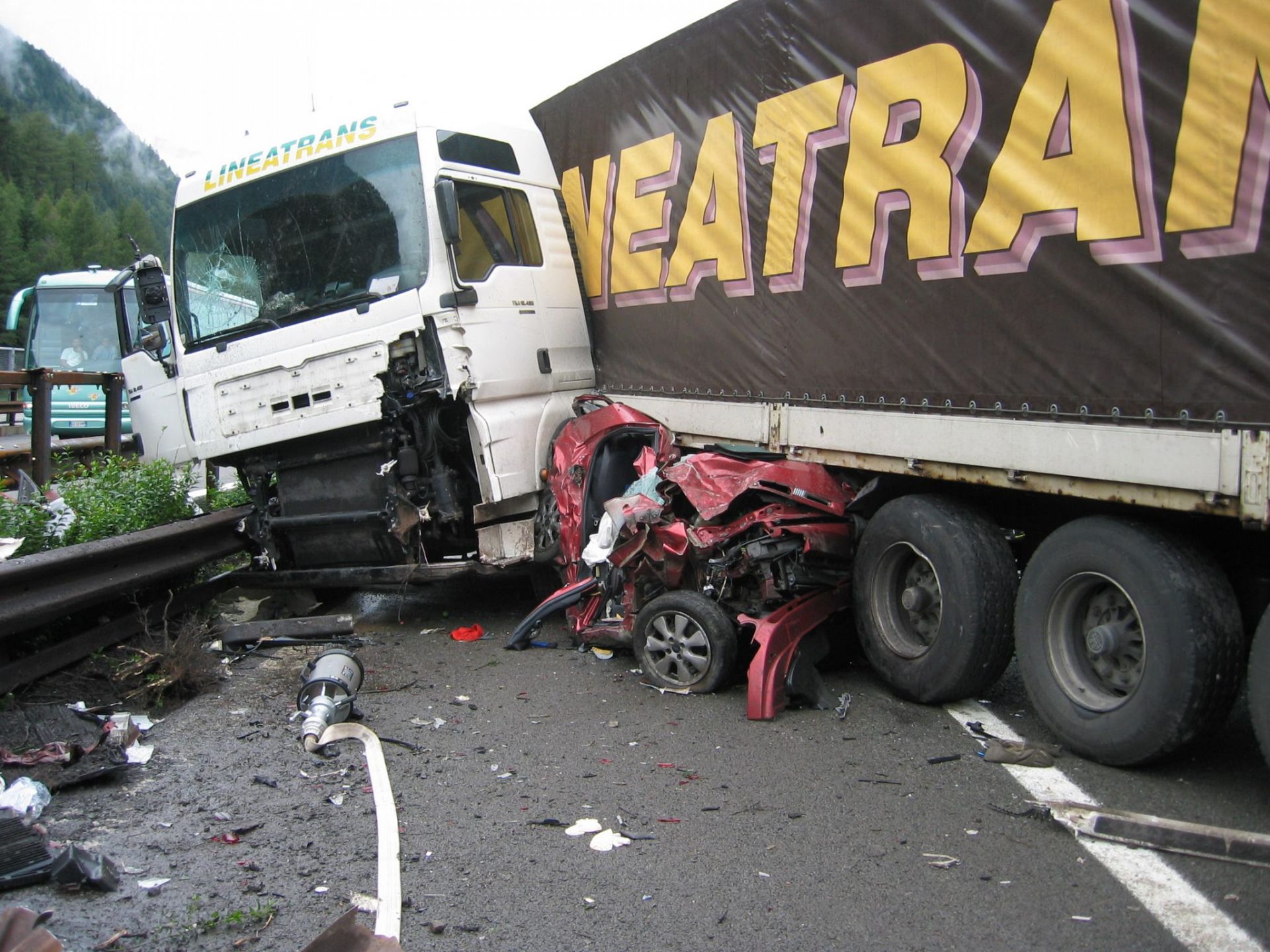 Einsatz 105 am 23.08.2005 PKW unter LKW eingeklemmt A22 Nordspur