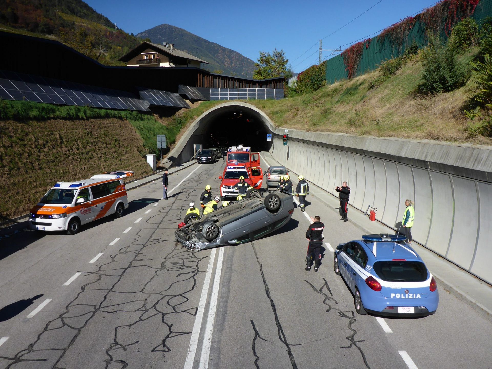 Einsatz 108 am 22.10.2018 PKW überschlägt sich in der Westumfahrung Brixen
