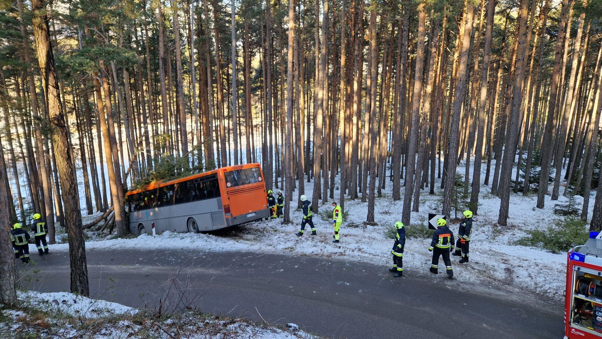 Einsatz 122 am 18.12.2022 Linienbus kommt von Straße ab oberhalb Schabs