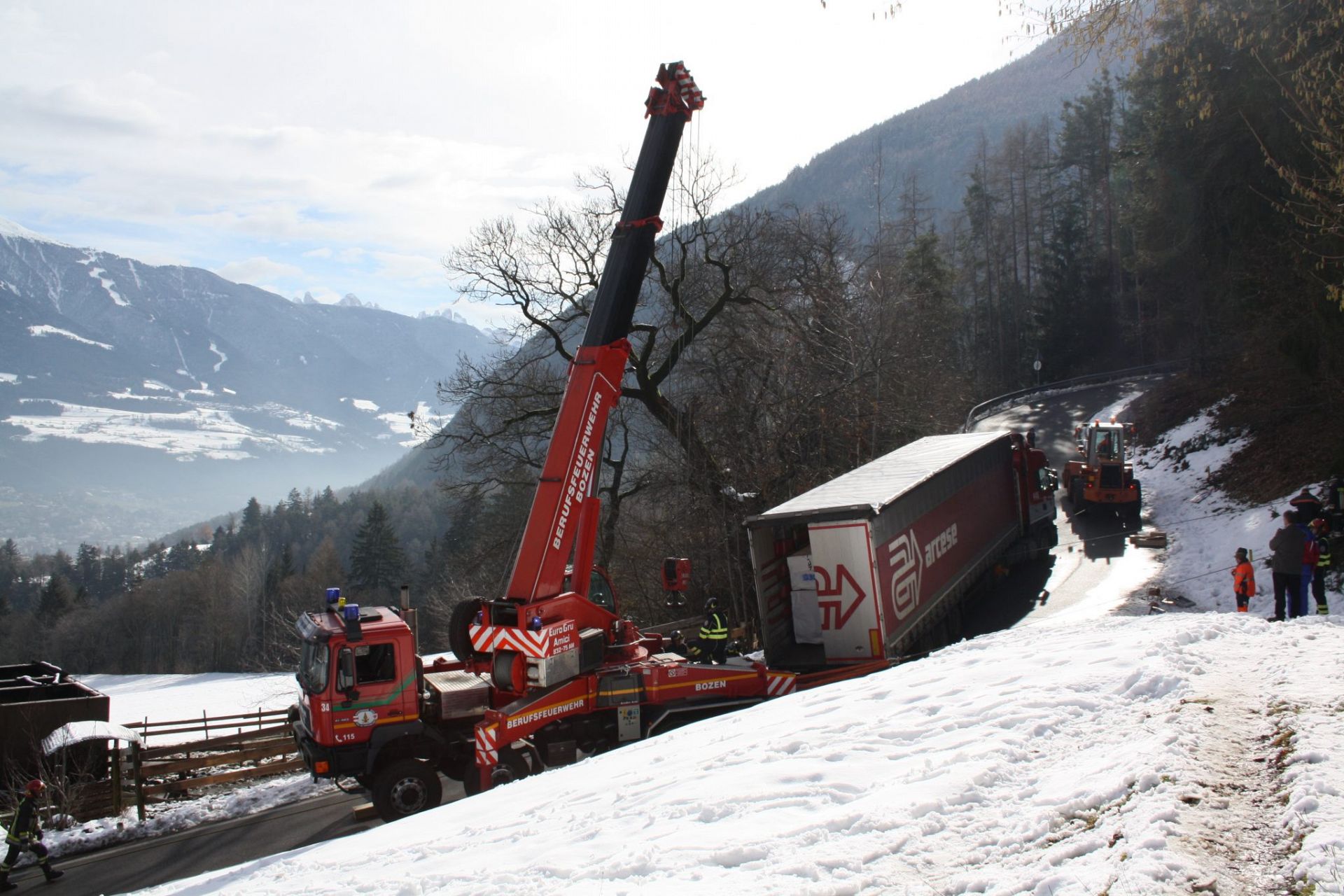 Einsatz 14 am 12.02.2014 Bergung eines hängengebliebenen Sattelzuges Schalderer Straße bei Gschlösslerhof