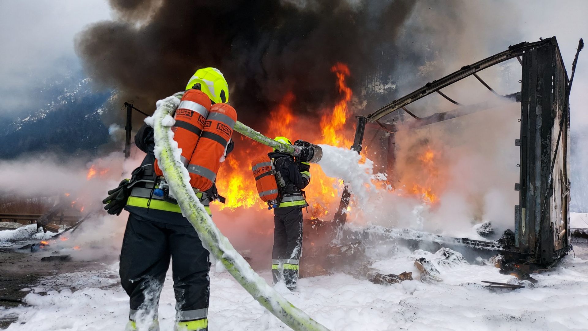 Einsatz 161 am 16.12.2020 LKW im Vollbrand auf A22 Nordspur