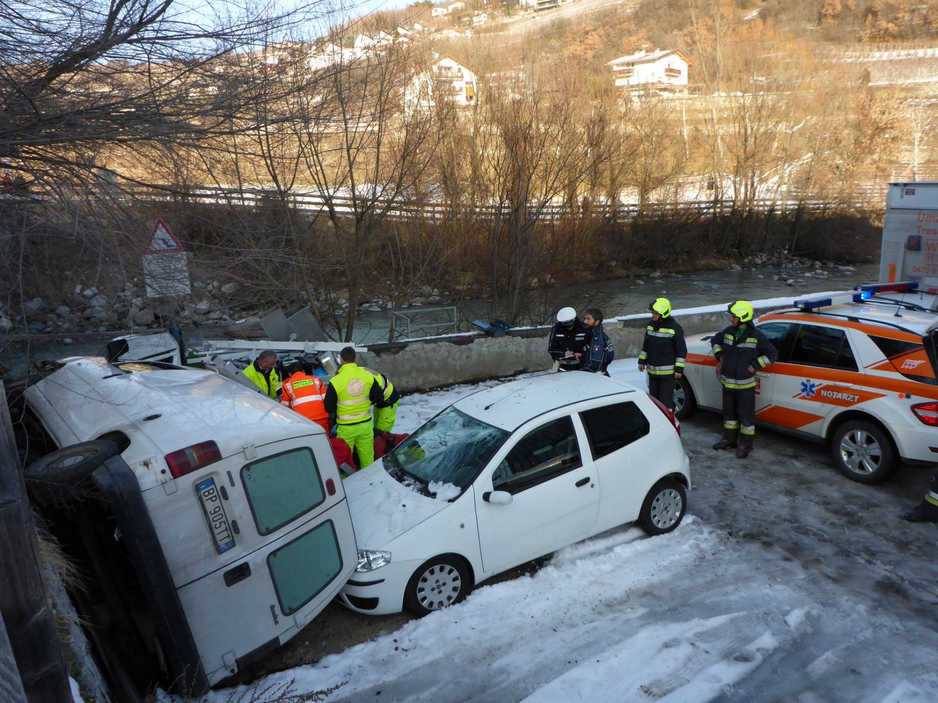 Einsatz 2 am 24.01.2018 PKW kommt von Fahrbahn ab und stürzt auf Parkplatz der Handwerkerzone Vahrn
