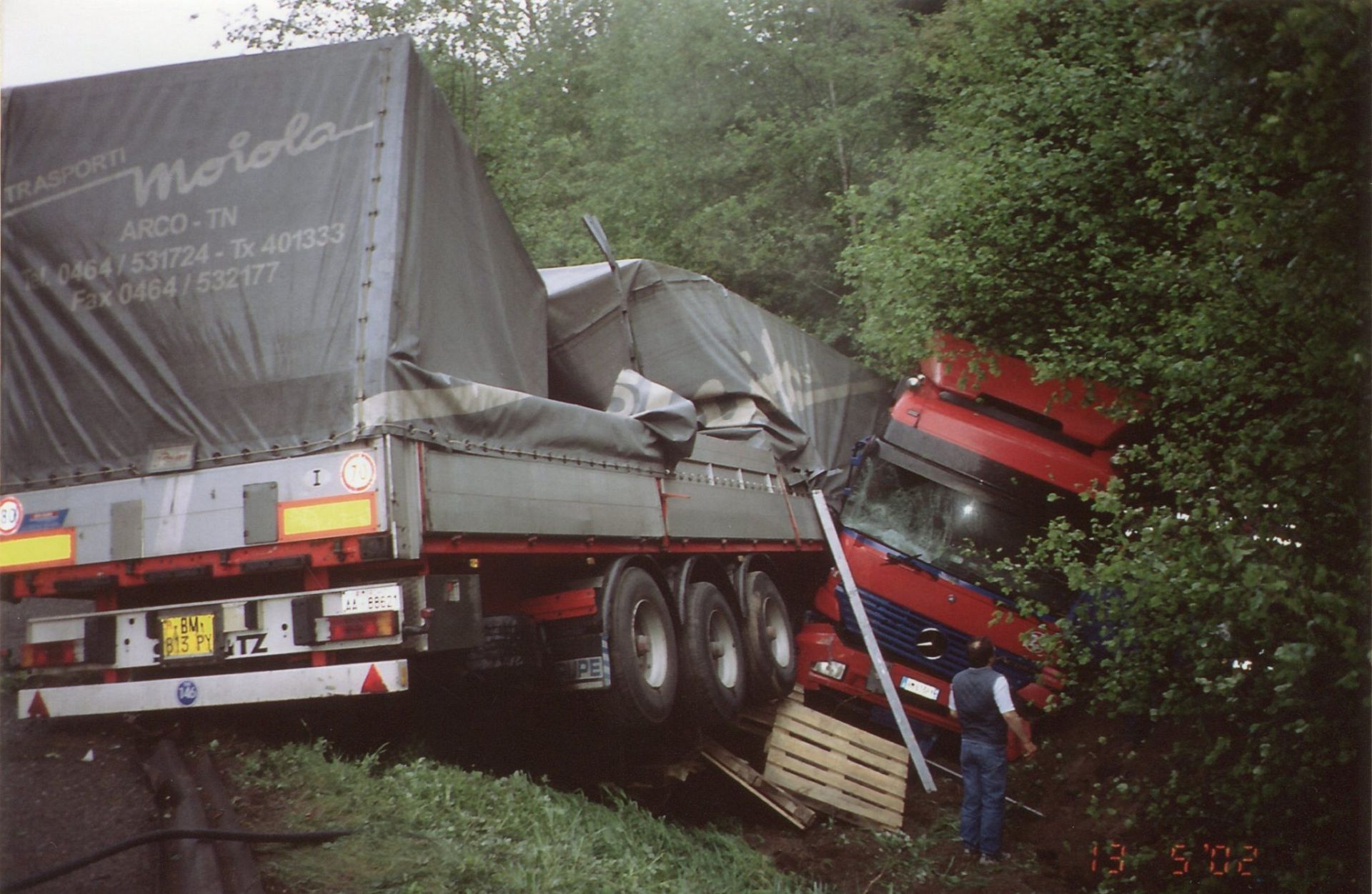 Einsatz 22 am 13.05.2002 LKW gerät über Böschung A22 Nordspur