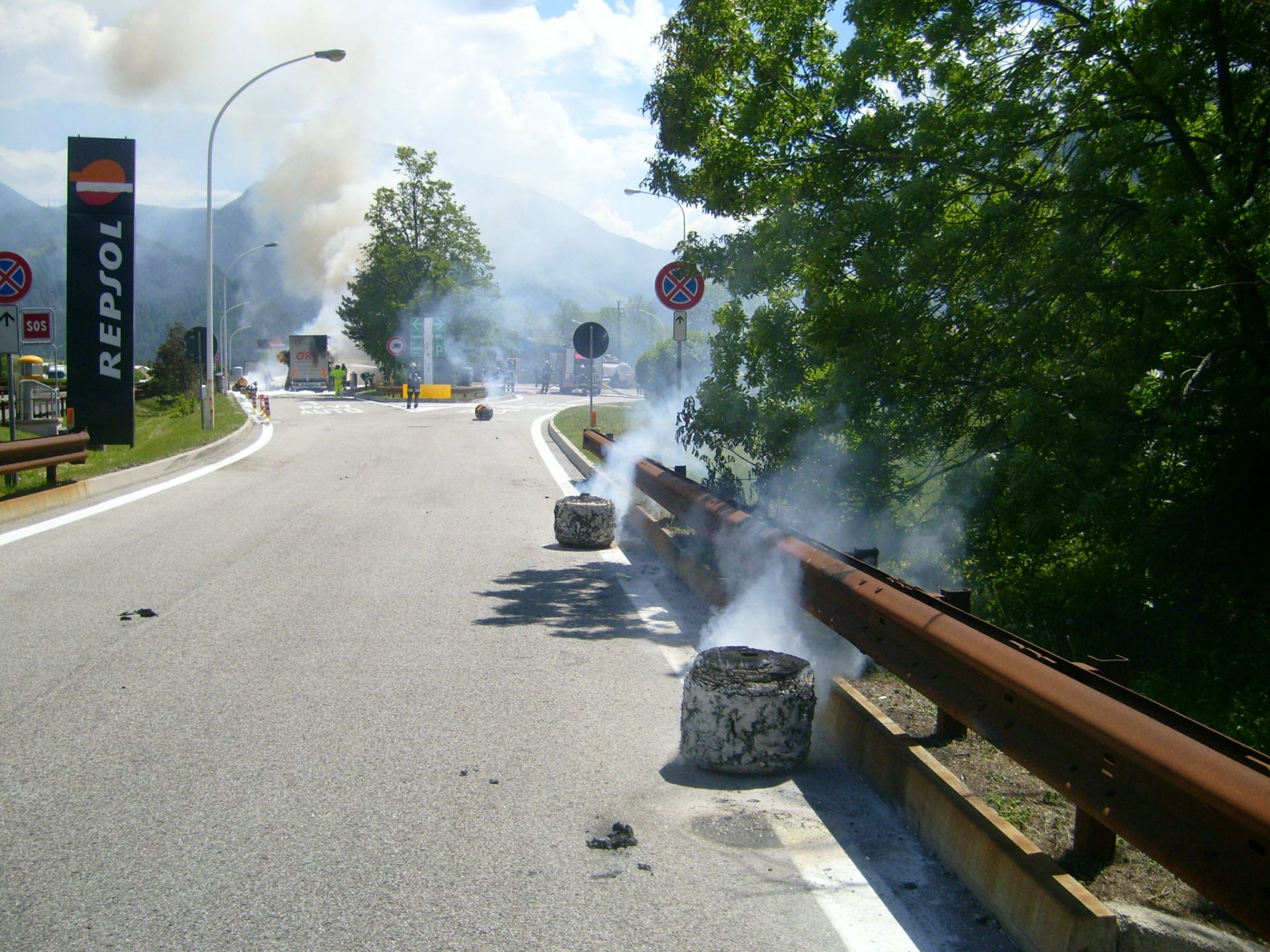 Einsatz 25 am 23.05.2011 LKW verliert brennende Ladung A22 Raststätte Trens West