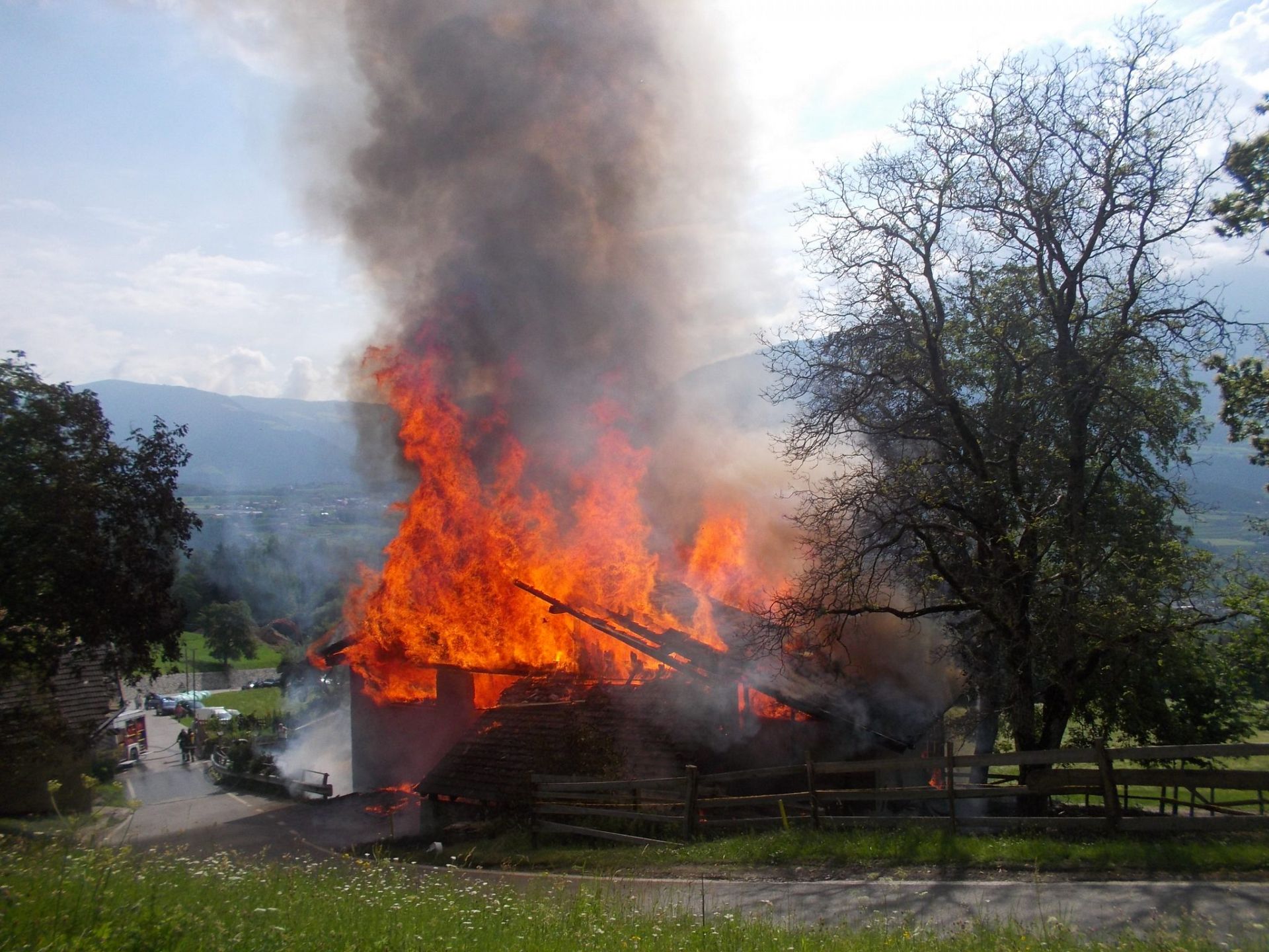 Einsatz 28 am 10.07.2013 Stadel des Gschlösslerhofes steht in Vollbrand (2)