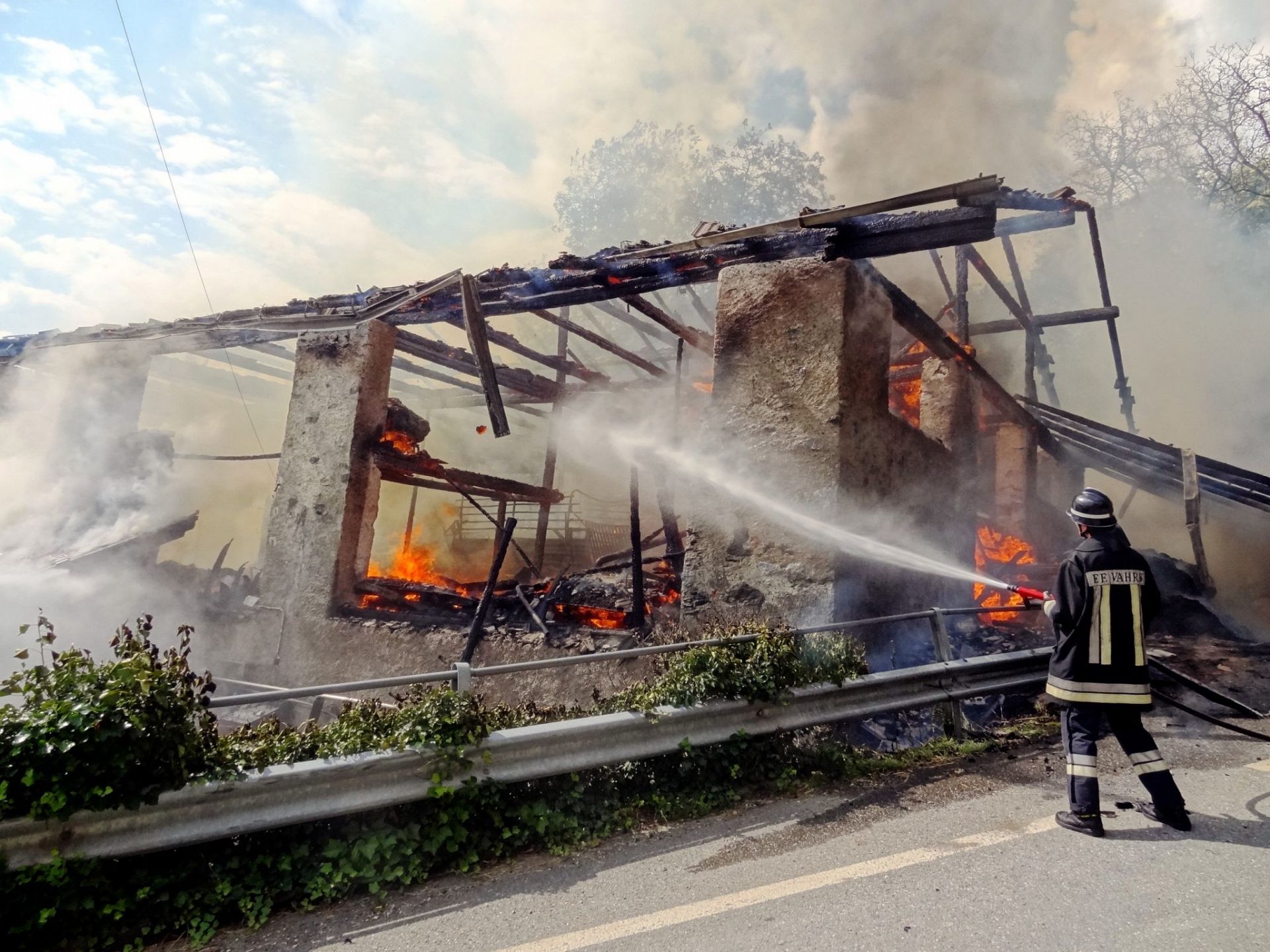 Einsatz 28 am 10.07.2013 Stadel des Gschlösslerhofes steht in Vollbrand