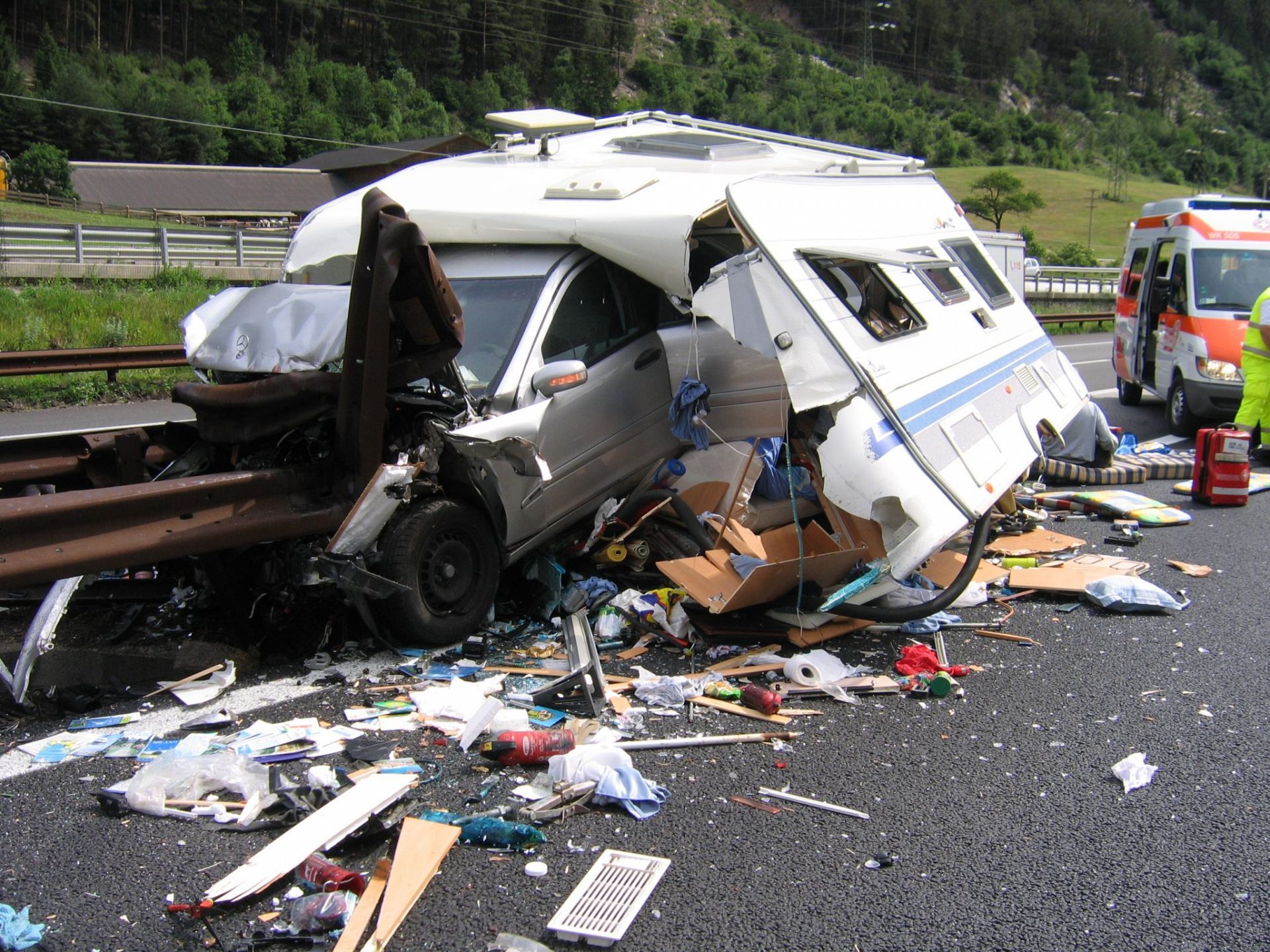 Einsatz 31 am 02.06.2007 Verkehrsunfall PKW mit Wohnwagen A22 Nordspur