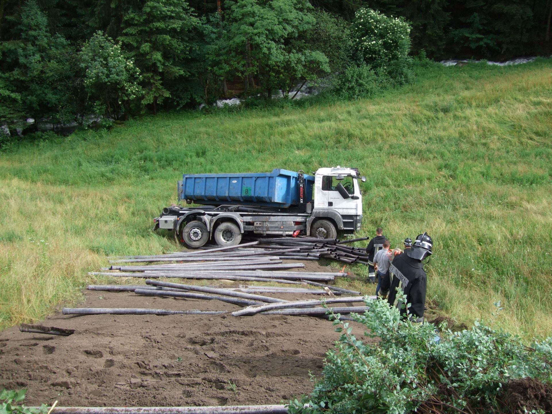 Einsatz 31 am 12.06.2012 LKW kommt von Straße ab und überschlägt sich, Ellerwiese oberhalb der Kneipanlage