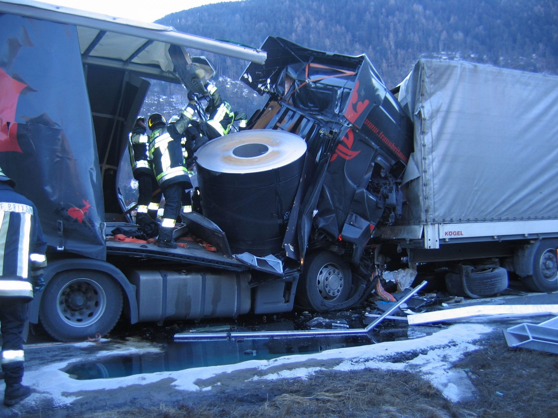 Einsatz 4 am 13.02.2006 LKW Auffahrunfall mit eingeklemmten Personen A22 Nordspur