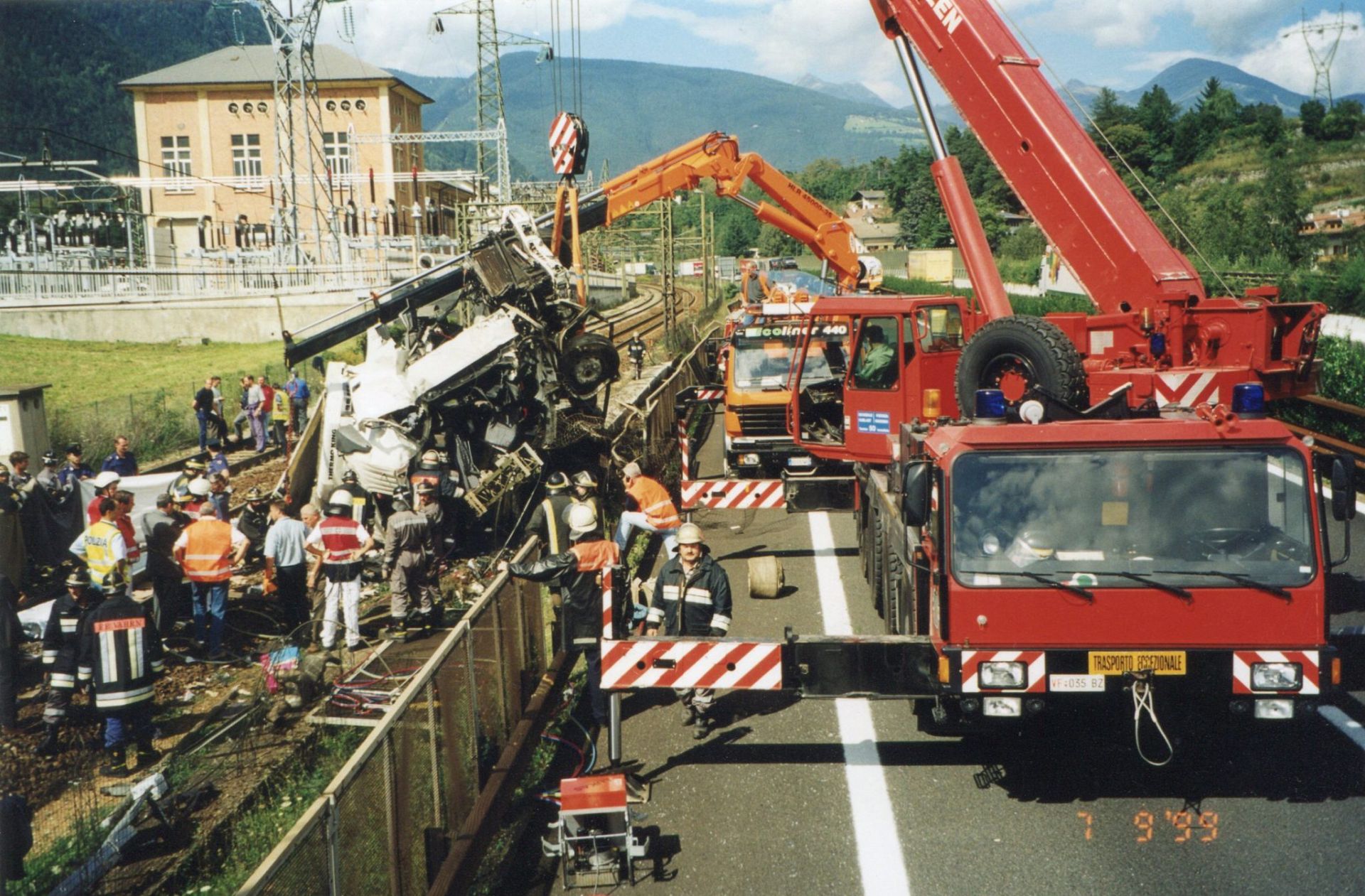Einsatz 44 am 07.09.1999 LKW kommt von Fahrbahn ab und landet auf Eisenbahnline A22 Südspur