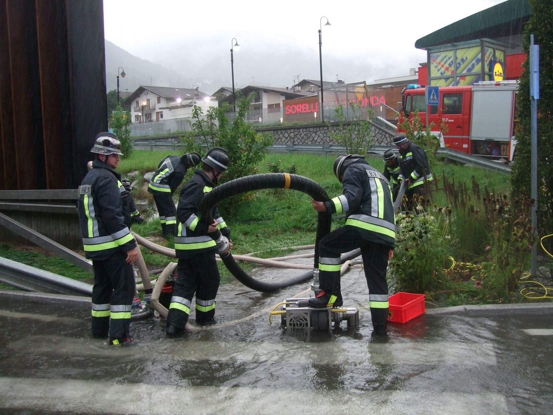 Einsatz 44 am 31.08.2014 Kreisverkehr der Pustertaler Kreuzung steht nach Regenfällen unter Wasser