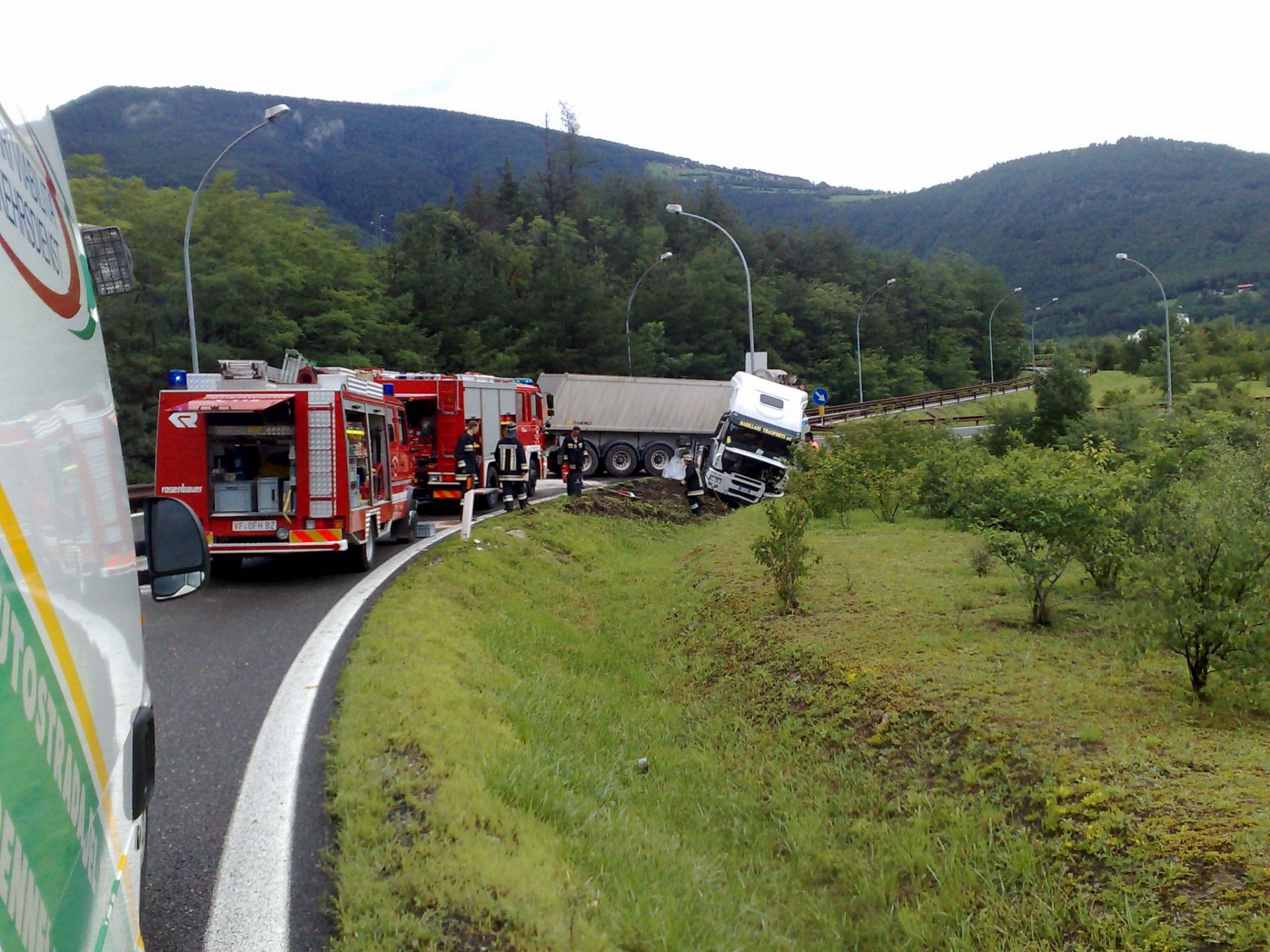 Einsatz 45 am 10.07.2007 LKW gerät ins schleudern bei Autobahneinfahrt Vahrn