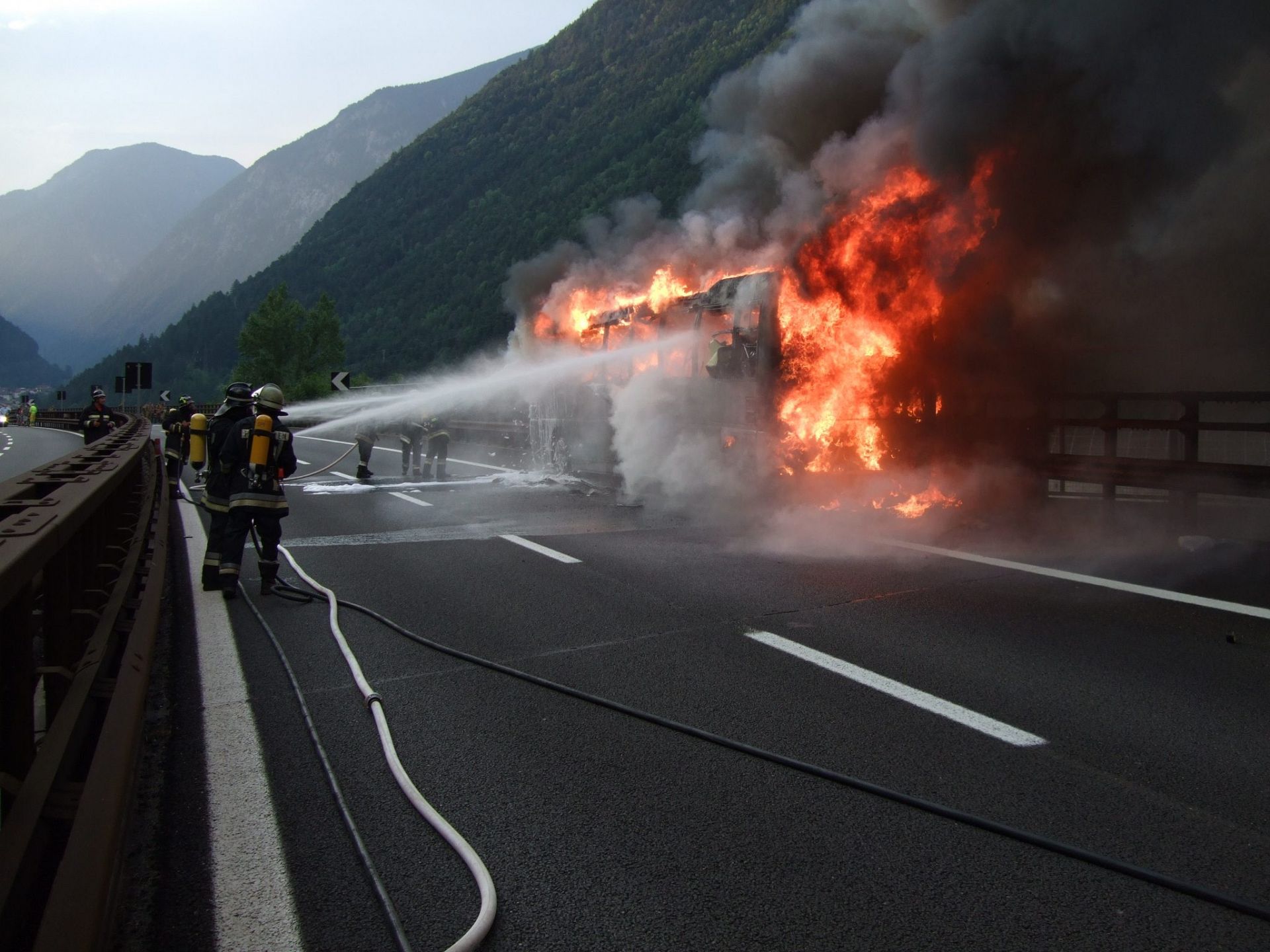 Einsatz 49 am 15.07.2010 Bus in Vollbrand A22 Nordspur