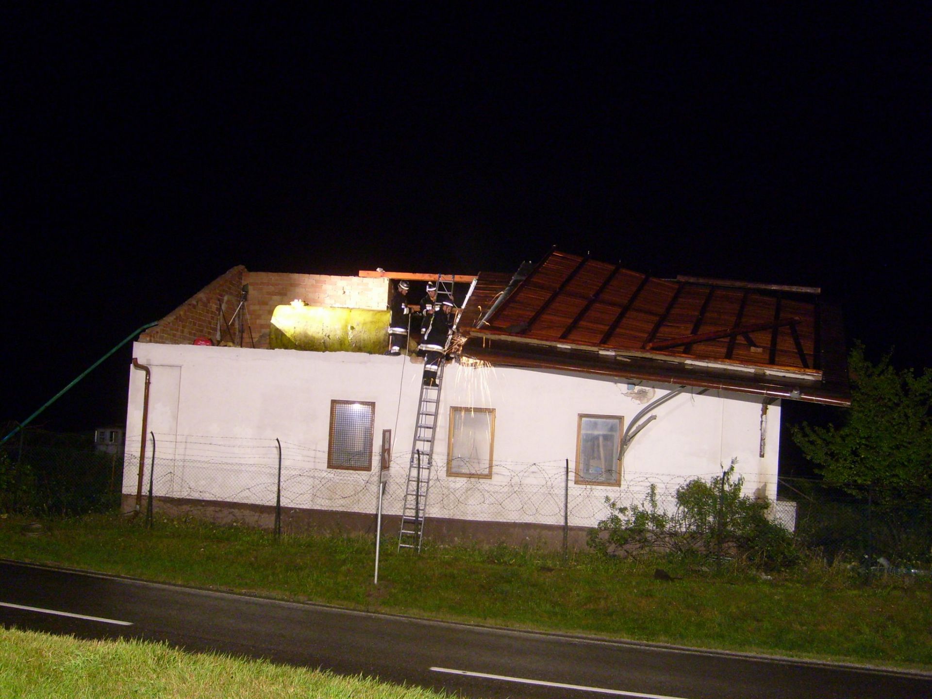 Einsatz 52 am 24.07.2009 Dach durch starken Sturm abgedeckt Vahrn Pulverturm