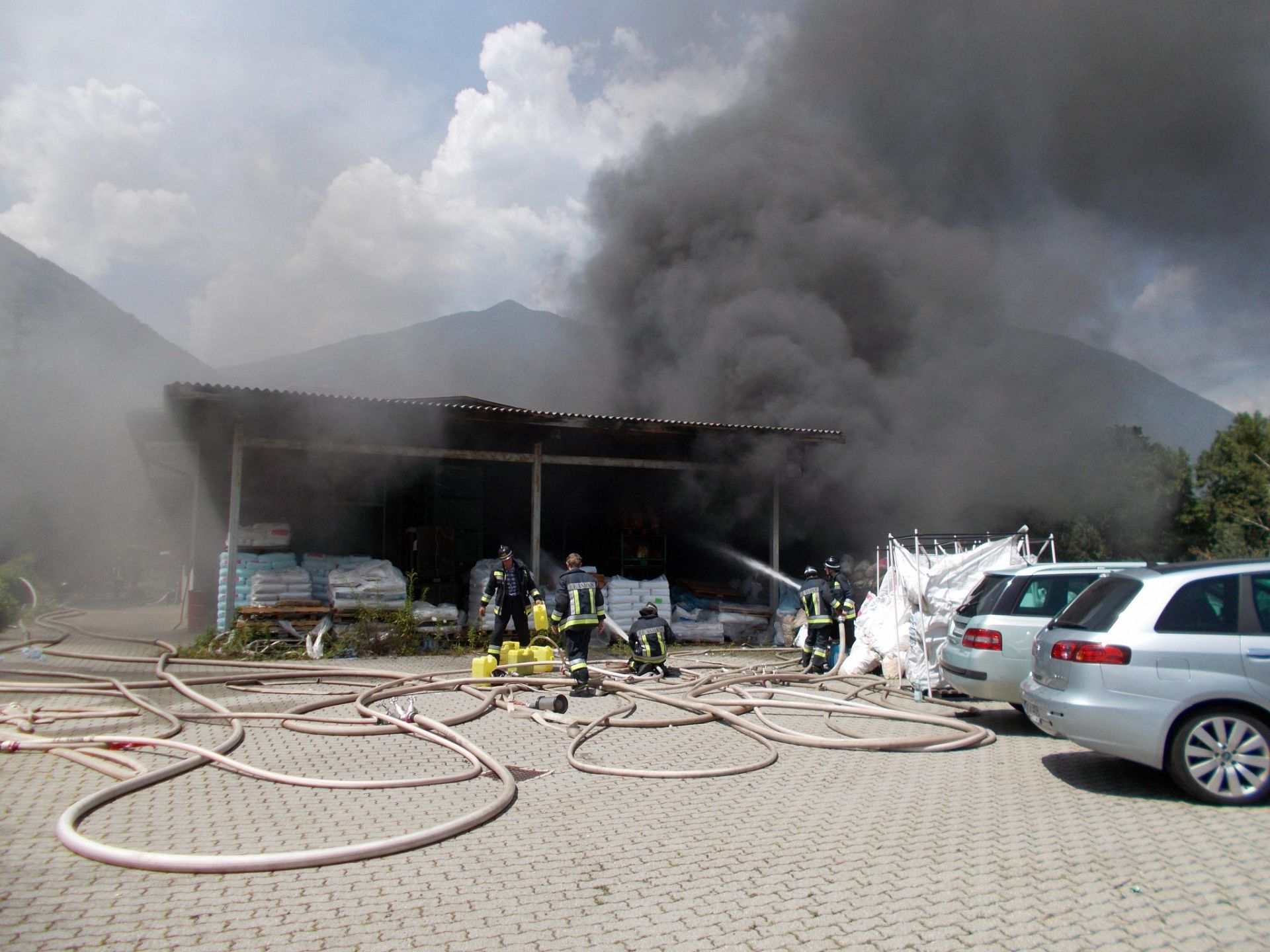 Einsatz 54 am 18.07.2015 Großbrand in der Lagerhalle der Firma Dolar (1)