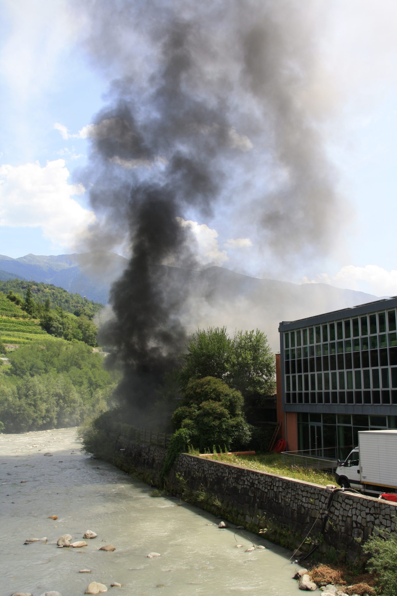 Einsatz 54 am 18.07.2015 Großbrand in der Lagerhalle der Firma Dolar (2)