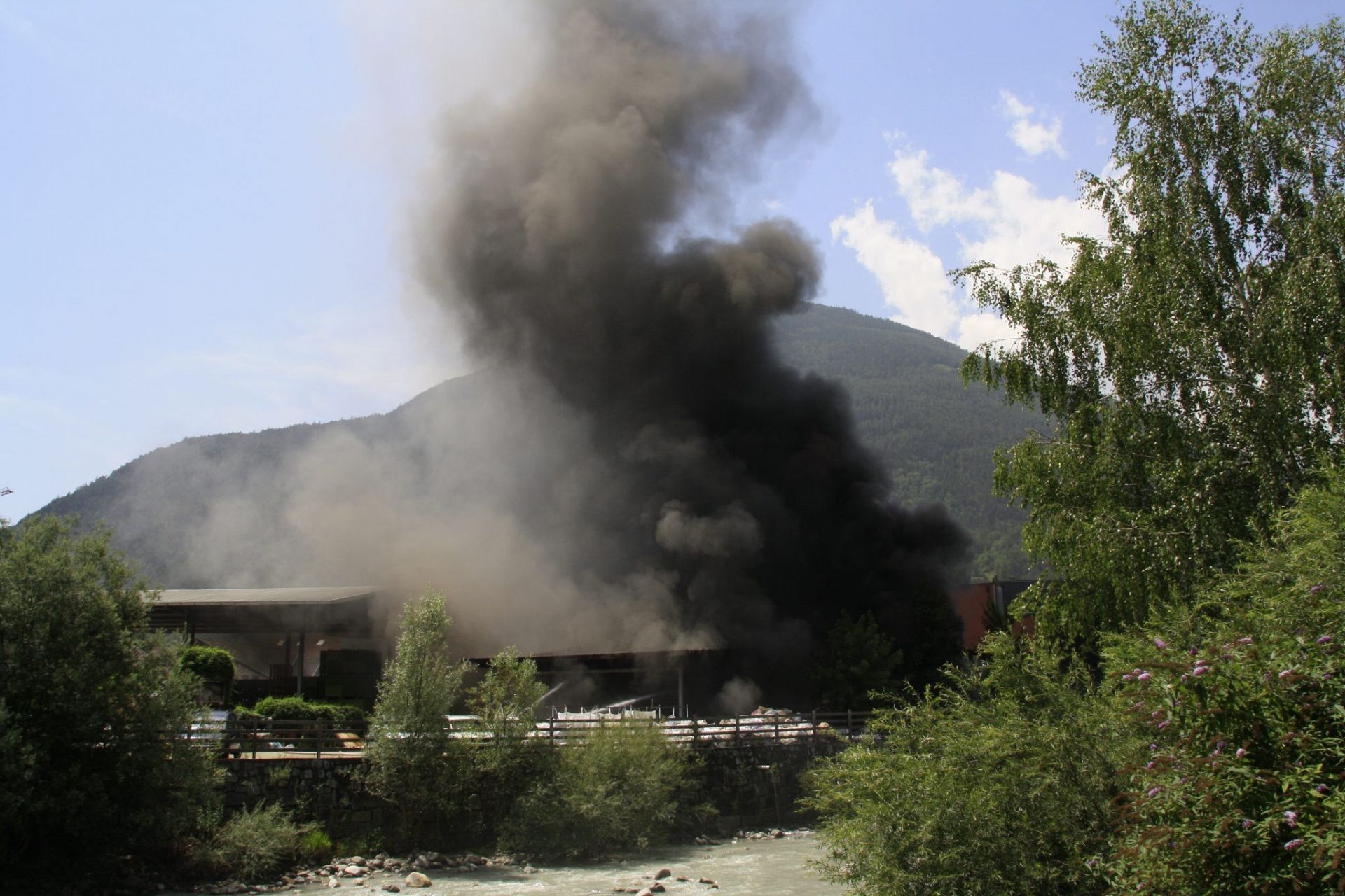 Einsatz 54 am 18.07.2015 Großbrand in der Lagerhalle der Firma Dolar