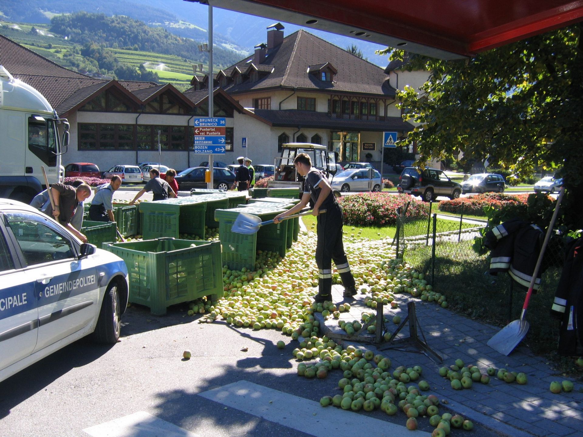 Einsatz 64 am 12.09.2007 Apfelkisten fallen von Anhänger bei Pustertaler Kreuzung