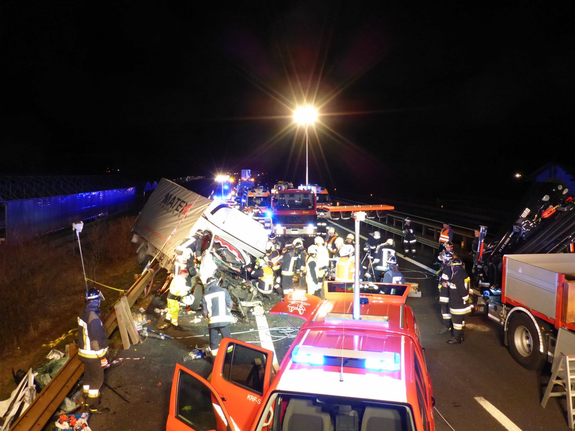 Einsatz 68 am 30.11.2016 Auffahrunfall LKW auf Schwertransporter mit eingeklemmten Personen A22 Nordspur