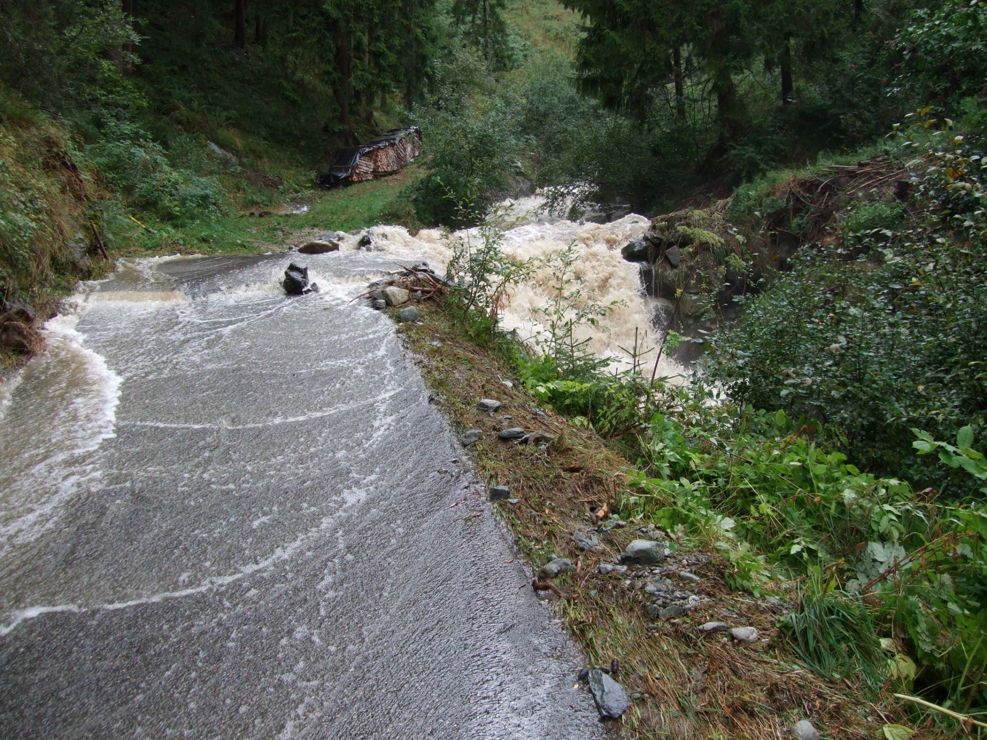 Einsatz 71 am 04.09.2009 Spiluckerbach führt Hochwasser Zufahrt Hitterhof