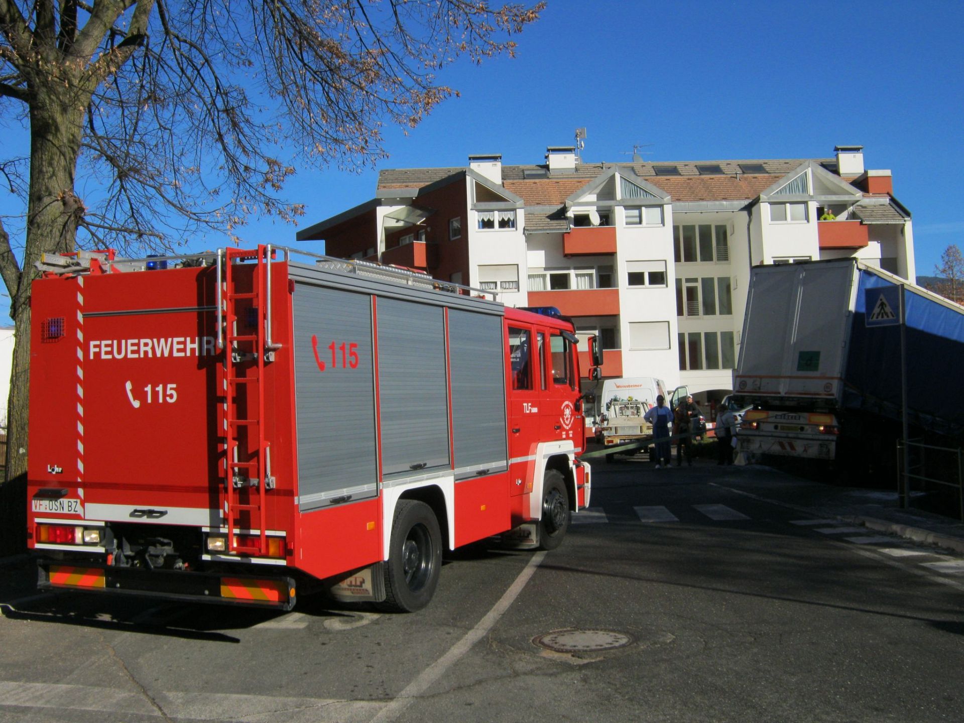 Einsatz 71 am 25.11.2011 LKW in misslicher Lage im Dorfzentrum