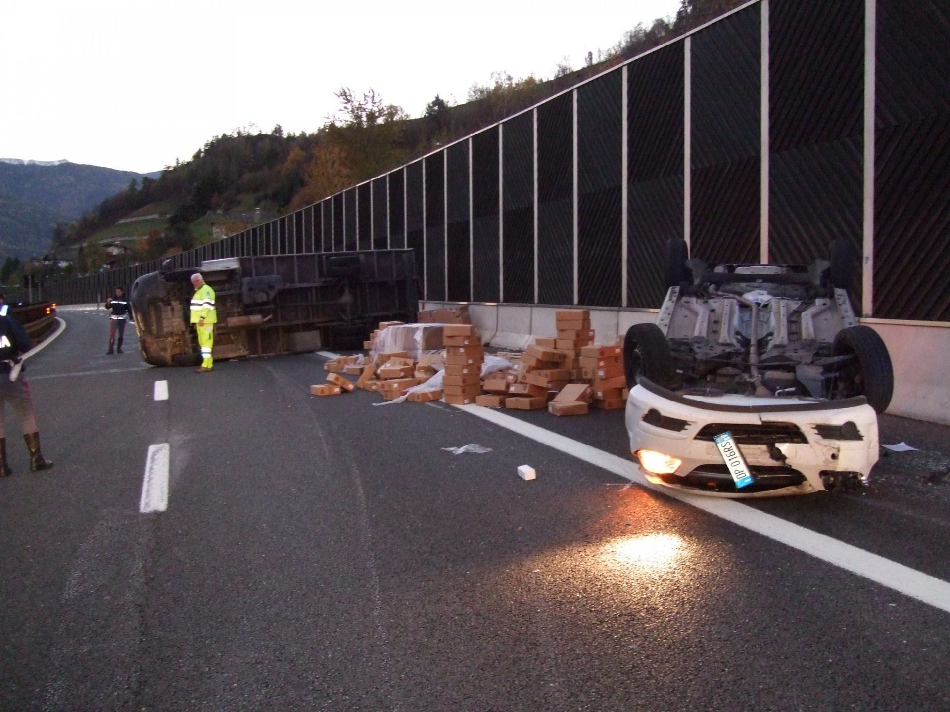 Einsatz 76 am 07.11.2012 Verkehrsunfall mit Lieferwagen und PKW A22 Südspur