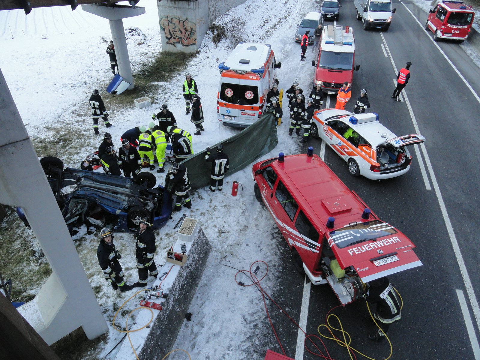 Einsatz 77 am 19.12.2011 Verkehrsunfall PKW mit eingeklemmten Personen Brennerstaatsstraße bei Franzensfeste