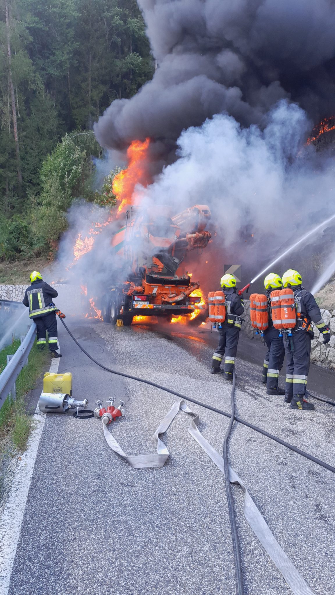 Einsatz 89 am 26.08.2022 Brand eines Betonmischers auf Schalderer Straße greift auf Wald über