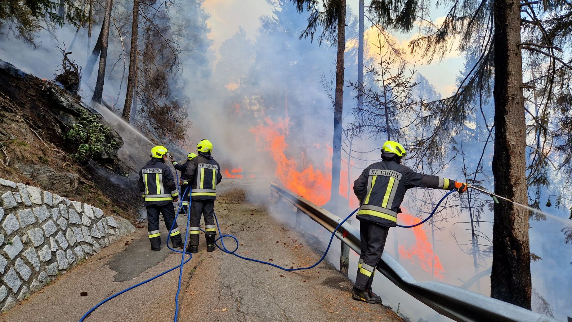 Einsatz 89 am 26.08.2022 Brand eines Betonmischers auf Schalderer Straße greift auf Wald über (2)