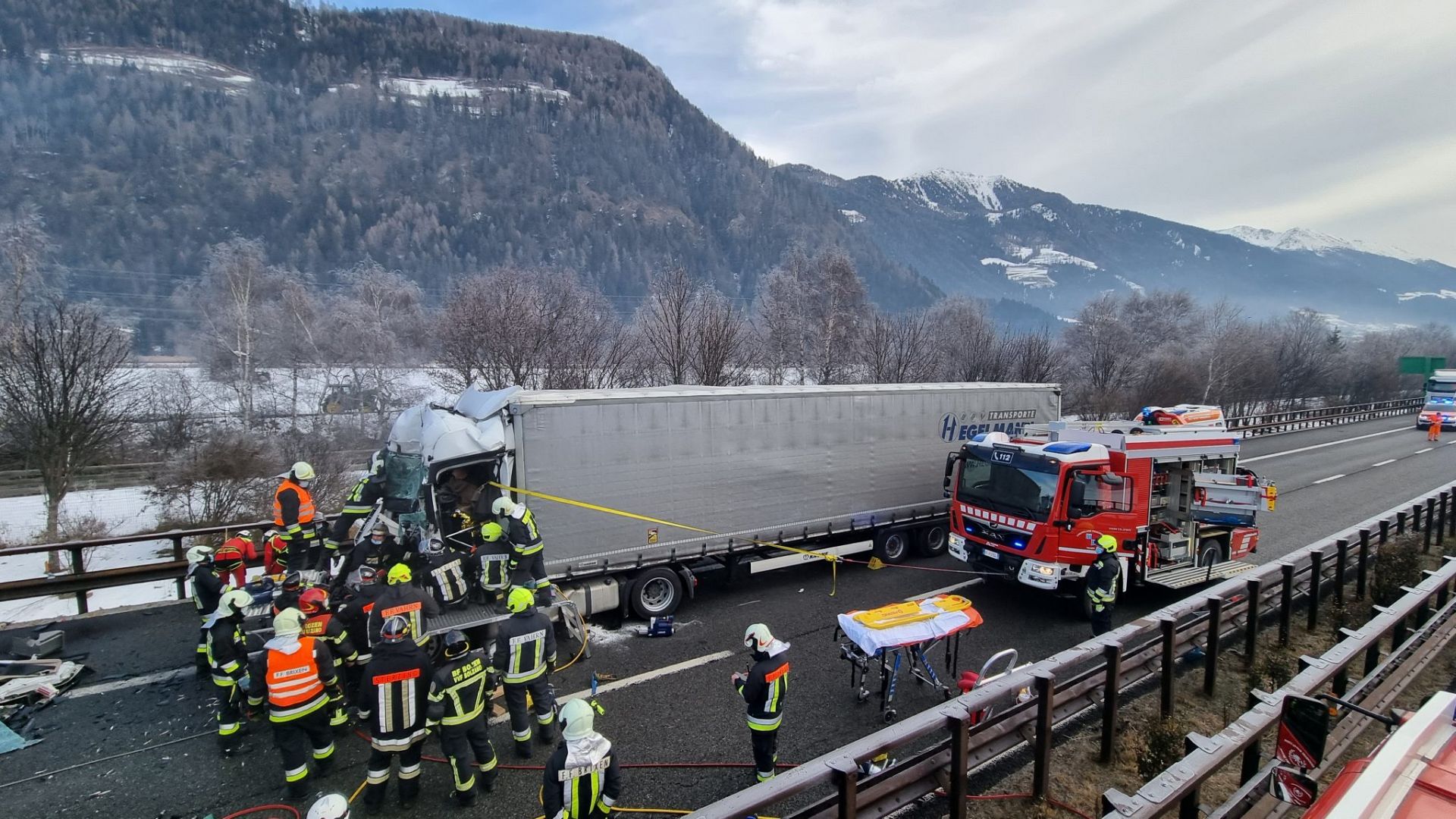 Einsatz 96 vom 14.12.2021 LKW Auffahrunfall mit eingeklemmten Personen A22 Nordspur