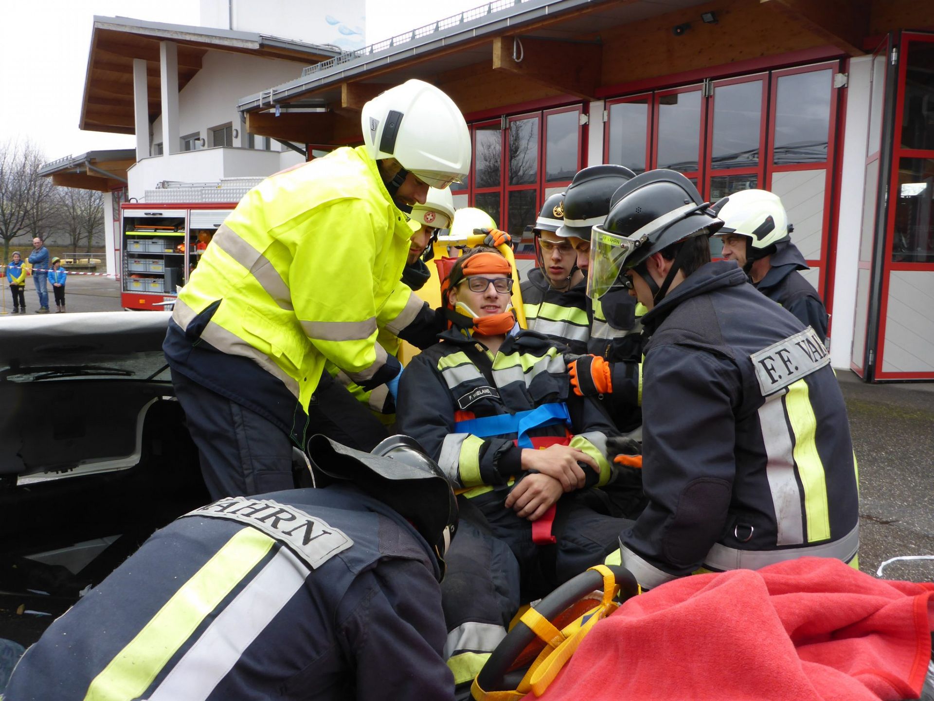 Rettung eines Verletzten bei einem Verkehrsunfall