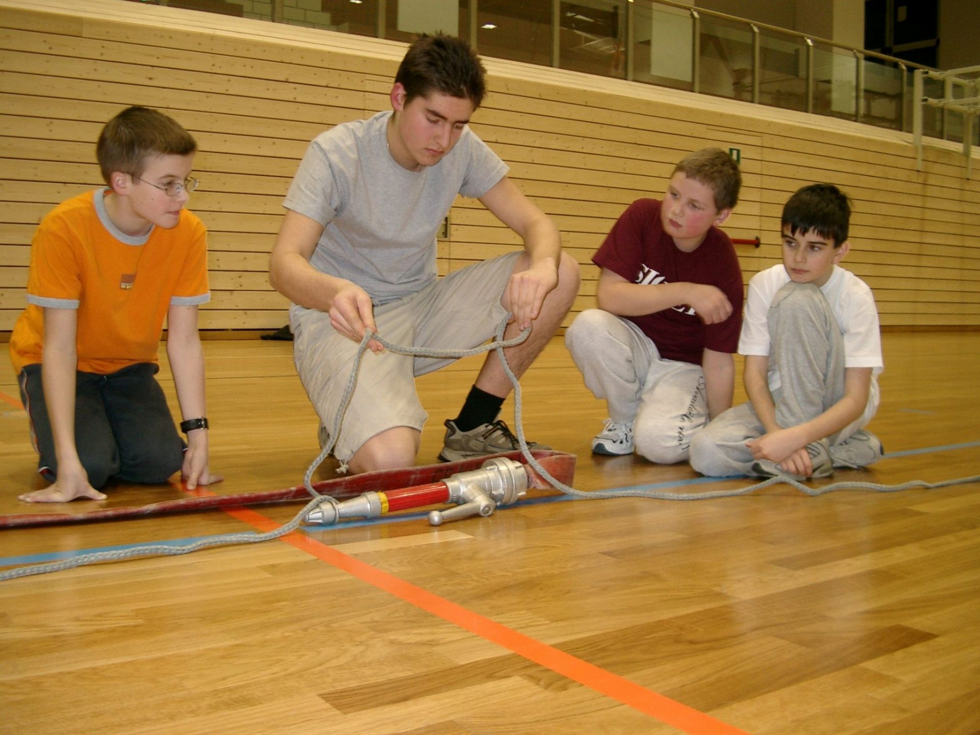 Üben des Strahlrohrknotens in der Turnhalle 2003