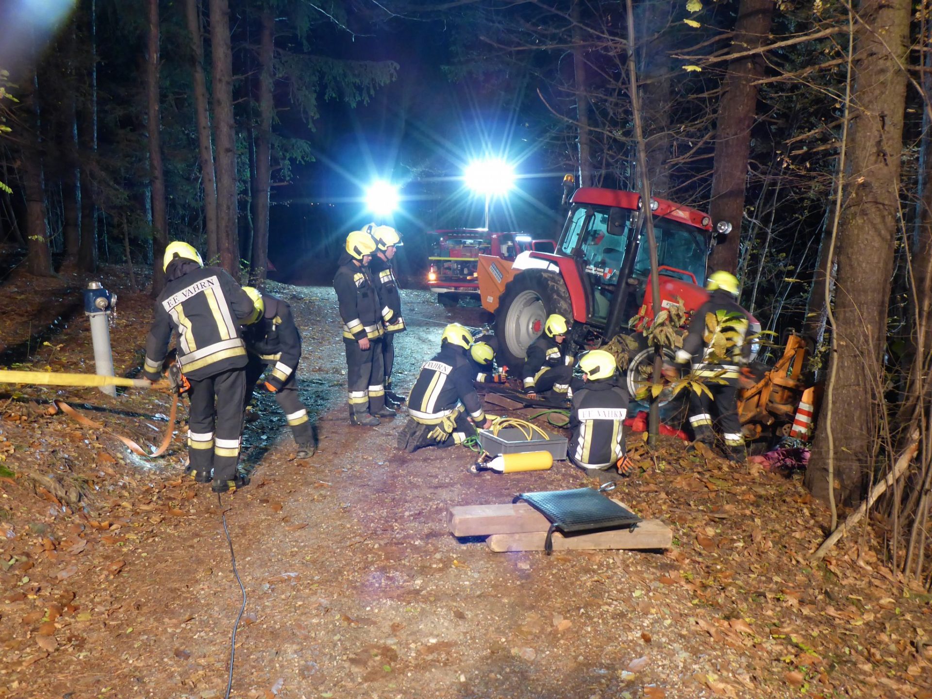 Übung Traktorunfall im Wald von Salern