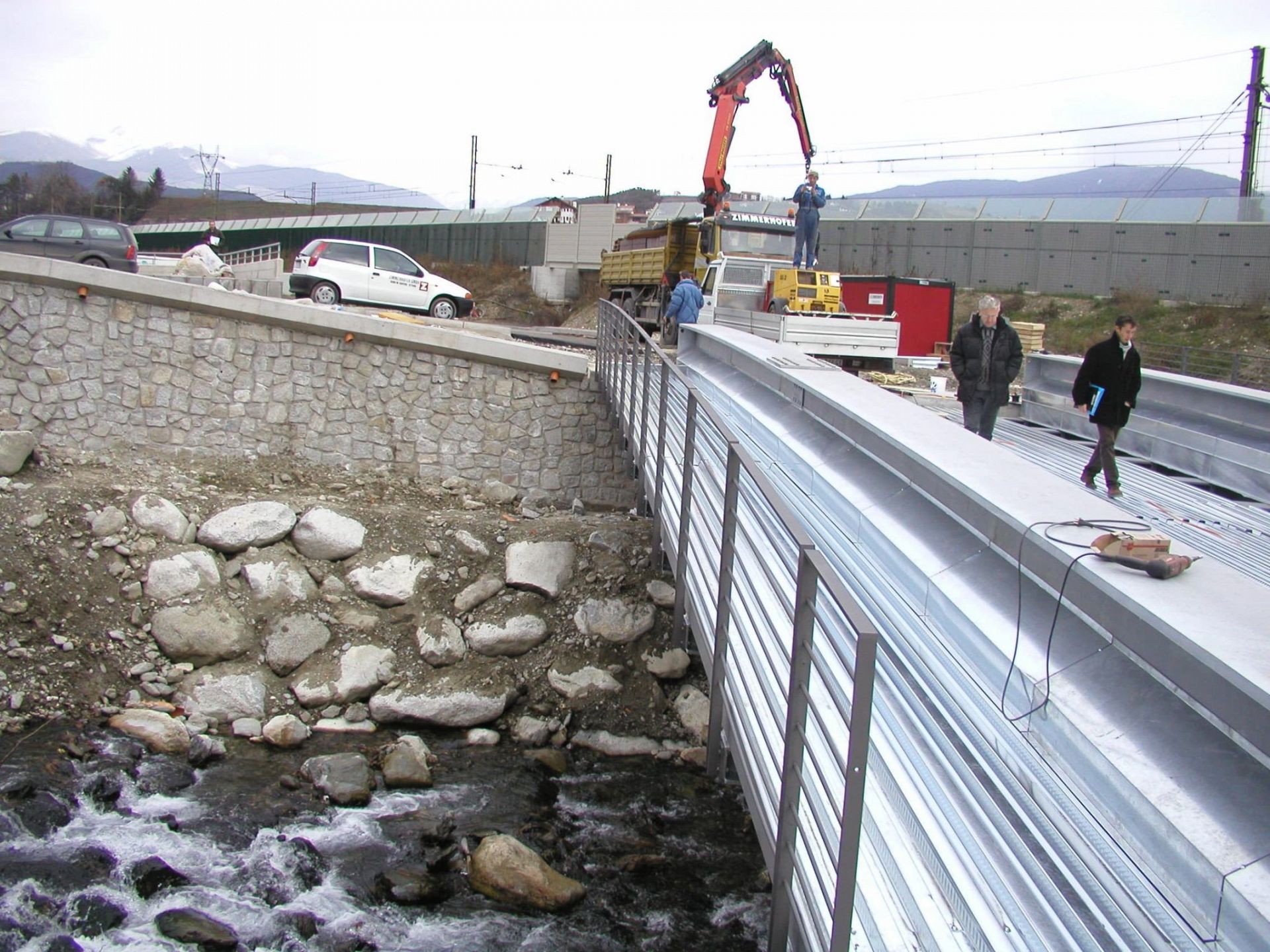 Erstbegehung der Brücke durch den Bauleiter und den Assessor