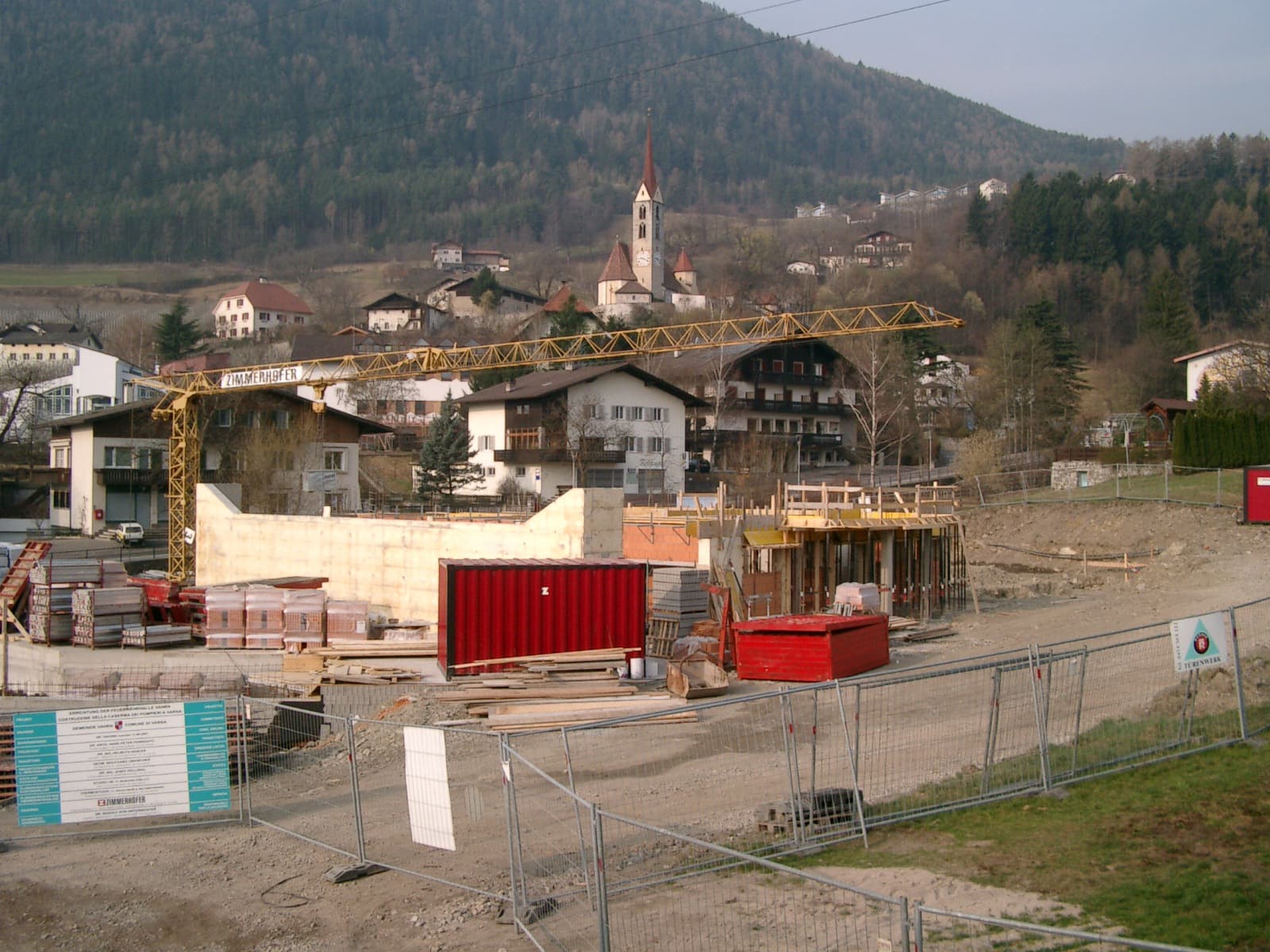 Die Mauern des Erdgeschosses stehen